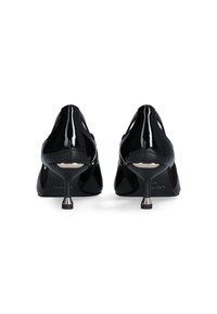 Tacchi alti in vernice nera con design a ritaglio e tacco a stiletto. Presentano un accento metallico sul tacco e una superficie liscia e lucida.
