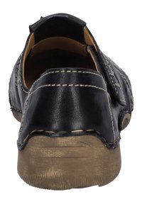 Granatowe skórzane buty o gładkiej fakturze, okrągłym kształcie, z przeszyciami i brązową gumową podeszwą, prezentujące design typu slip-on z tylnią pętlą.