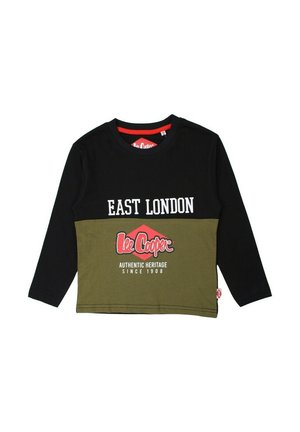 Chemise à manches longues noire et vert olive arborant "EAST LONDON" en blanc et un logo graphique rouge portant "Lee Cooper" avec "AUTHENTIC HERITAGE."