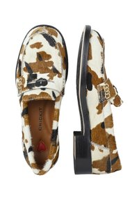 Leren instappers van koeienhuid met een bruin-wit camouflagepatroon, ronde neus en blokhak. Leren interieur met een hartvormige accent.