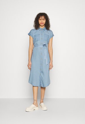 ONLY Tall ONLPEMA HANNOVER DRESS - Teksakleit - light blue denim