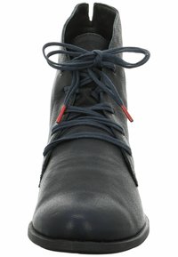 Stivaletto in pelle blu navy con finitura testurizzata, dotato di lace blu scuro e punte di colore rosso, progettato con un'apertura frontale.