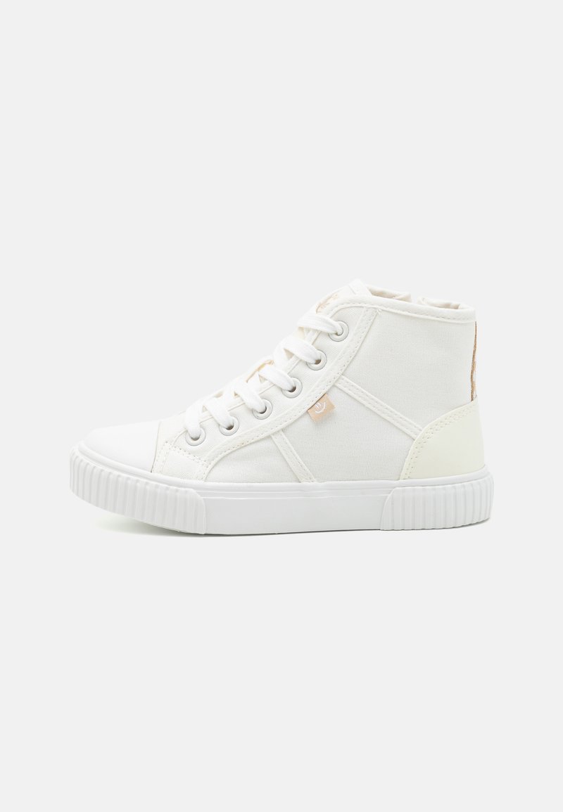 Biele plátenné vysoké tenisky s textúrovanou zadnou časťou a gumovou podrážkou, vybavené štandardným šnurovaním a okrúlym tvarom špičky.