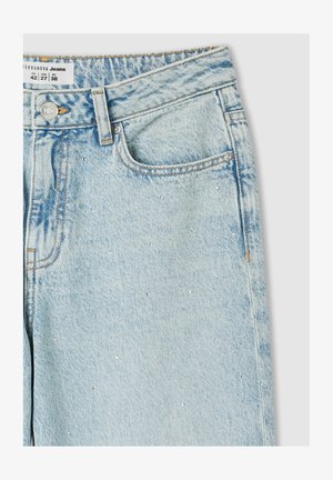 Jeans in denim azzurro chiaro presentano una finitura sbiadita, due tasche e piccoli chiodini decorativi. Completati con cuciture arancioni e un bottone argento.