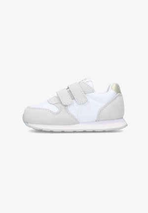 Scarpa da ginnastica bianca e grigio chiaro con due cinturini in Velcro, dettagli in suede e simboli a triangolo e X in rilievo sul lato.