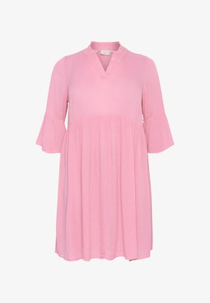 Rosa knälång klänning med hög halsringning, utsvängda ärmar och rynkad midja. Tillverkad av lätt tyg med en subtil textur.