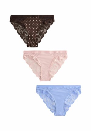Trzy pary damskich majtek bikini z koronką w brązie w białe kropki, jasnoróżowe i jasnoniebieskie na białym tle.