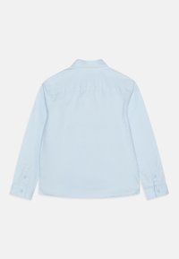Camicia azzurro chiaro a maniche lunghe con colletto, polsini con bottoni e una texture di tessuto liscia e morbida. Design retro semplice.