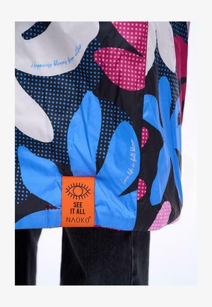 Kolorowa kurtka w kwiaty z dużymi niebieskimi i różowymi wzorami na czarnym tle. Zawiera pomarańczową metkę z logo.