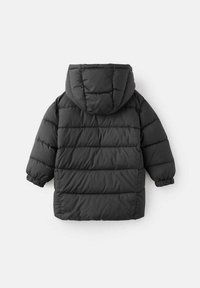 Veste d'hiver à capuche noire rembourrée avec de longues manches et des poignets élastiques, présentée de dos sur un fond blanc uni.