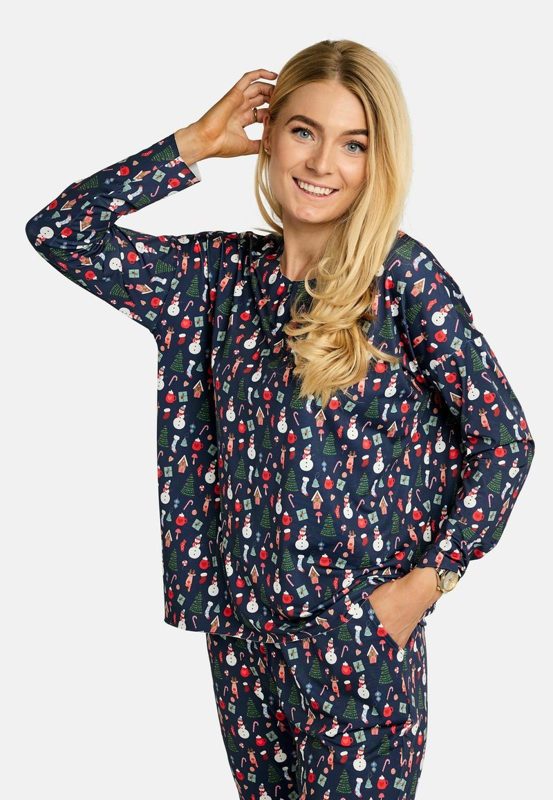Tengerészkék pizsamaszett, ünnepi mintával, hóemberekkel, karácsonyfákkal és ajándékokkal. Puha anyagból készült, hosszú ujjú és kényelmes, bő szabású.