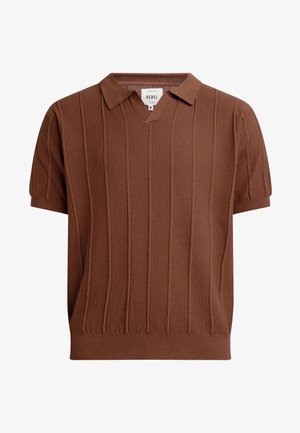 Brun kortermet polo med V-hals og teksturert ribbet mønster. Har en tradisjonell krage og en tettsittende silhuett.