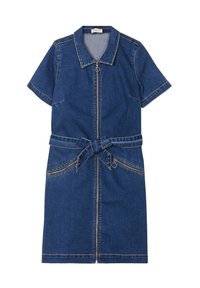 Abito di jeans con maniche corte, colletto, zip frontale e cintura annodata. Presenta due tasche con zip e cuciture a contrasto.