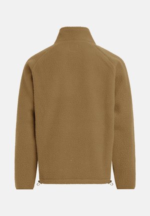 Chaqueta de forro polar marrón con un cuello alto, mangas largas y una superficie texturizada y suave; cuenta con un cordón ajustable en el dobladillo para un ajuste personalizado.