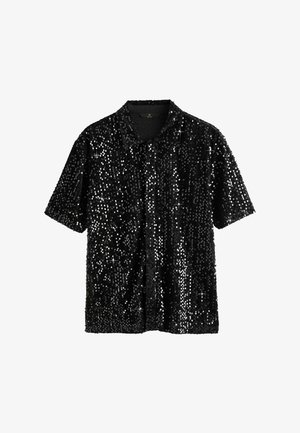 Melns īsām piedurknēm krekls, kas pārklāts ar pērlītēm, ar apkakli un brīvu piegriezumu. Tekstūra ir spīdīga un atstarojoša ar vienmērīgu rakstu.