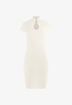 Valkoinen ribbikudottu mekko lyhyillä hihoilla, korkealla kauluksella ja avaimenreikäleikkauksella, jossa on kultainen nappikoriste kaula-aukossa.