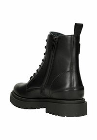 Stivaletto in pelle nera con lacci anteriori e cerniera laterale, punta arrotondata e suola in gomma ruvida e testurizzata.