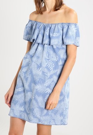 Robe bleu clair décolletée avec un col à volants et un motif de feuilles blanches. Le tissu semble léger avec une coupe ample et décontractée.