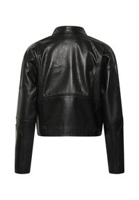 Veste en cuir noire texturée vue de dos, avec manches longues, surpiqûres de panneaux et coupe courte et carrée. Aucun système de fermeture visible.