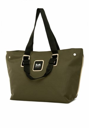 Olivengrøn tote taske med sorte stropper og sølvfarvet hardware, med et kvadratisk logo på fronten. Lavet af holdbart stof, rummeligt design.