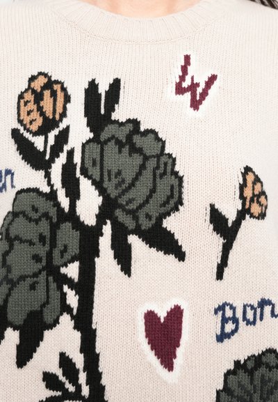 Gebreide trui met bloemenmotief in groen, zwart en beige, voorzien van geborduurde tekst. Accenten zijn een kastanjebruin hart en initialen.