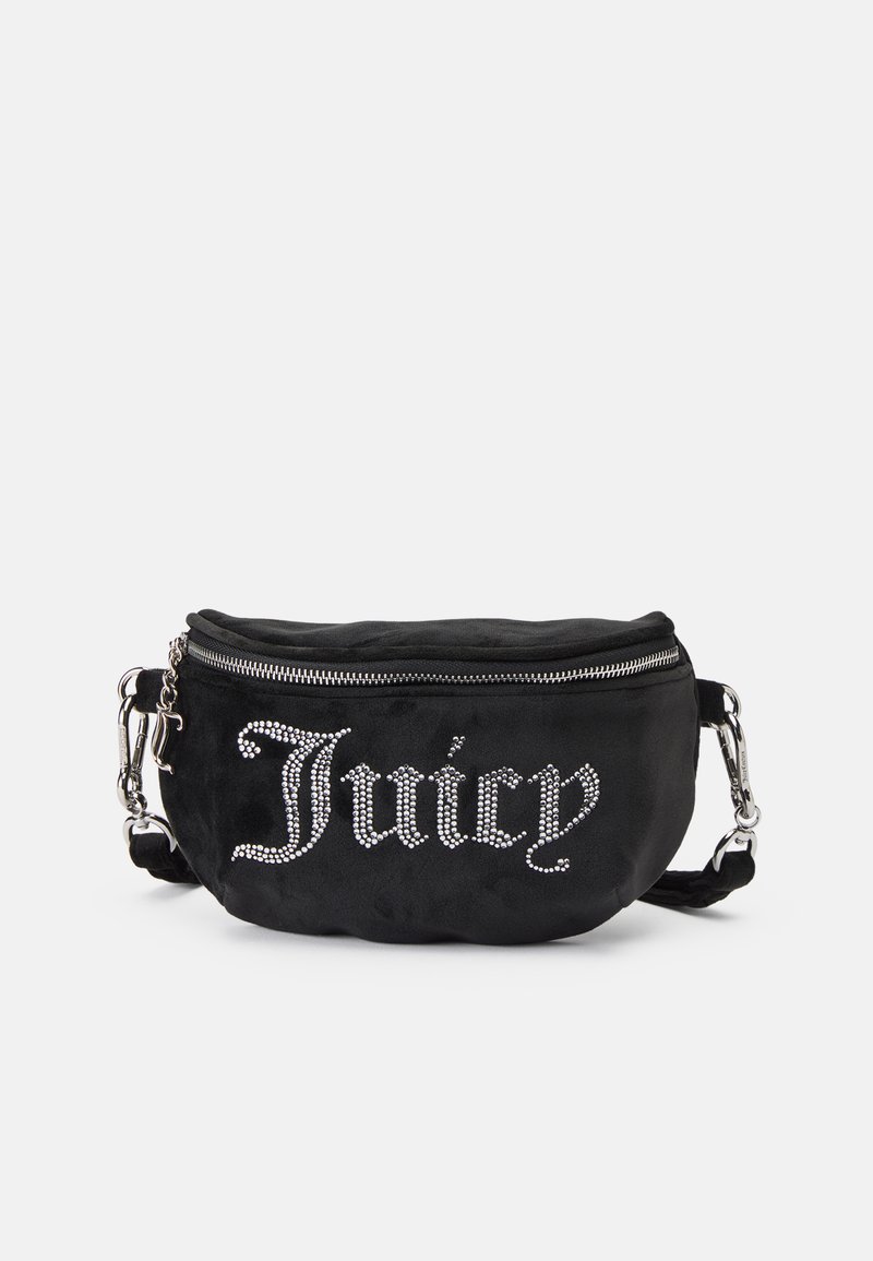 Pochete preta de camurça com metal em prata, apresentando um fecho com zíper e uma decoração de strass a escrever "Juicy" na frente.