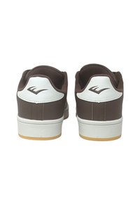 Sneaker basse marroni e bianche con tomaia in pelle liscia, dotate di collare imbottito e suola in gomma naturale. Logo sul tallone.