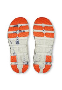 Talpa de pantofi sport cu o bază albă și plăci de tracțiune portocalii proeminente. Prezintă modele texturate pentru aderență și urme de uzură în albastru.