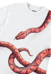 Weißes T-Shirt mit einem großen roten und schwarzen Schlangendesign, das detaillierte Schuppen und gelbe Augen zeigt und sich um die Vorderseite windet.