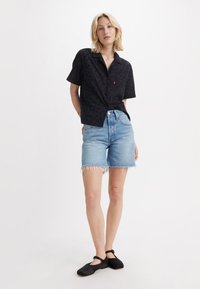 Levi's® 501® MID THIGH SHORT - Farkkushortsit - fun flare lightweight
