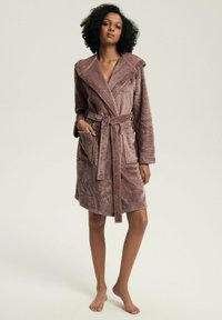 Sukienka z miękkiej, teksturowanej tkaniny w kolorze fioletowawym, z dużym kołnierzem, kopertowym fasonem, paskiem w talii oraz detalami w postaci haftu kwiatowego.