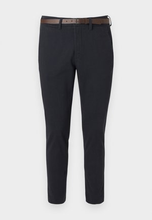 Pantaloni bleumarin închiși, slim-fit, cu buzunare frontale și o curea de piele maro, pe un fundal alb.