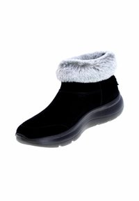 Stivale alla caviglia in suede nero con colletto in pelliccia sintetica grigia, punta rotonda e suola nera imbottita. Presenta dettagli cuciti sulla parte superiore.