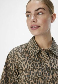 Leopardprint shirt van een zachte stof, met een kraag, knopen aan de voorkant en opgestikte zakken op de borst. Geaccentueerd met donkere knopen.