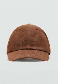 Cappellino da baseball in cotone marrone con visiera curva e testo ricamato "The Classic Club" sul davanti. Texture morbida e design strutturato.