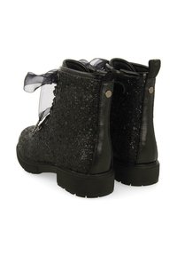 Stivali alla caviglia neri con texture glitterata, dettagli in pizzo di satin e suola in gomma resistente. Include accessori decorativi in metallo.