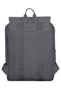 Sac à dos gris au design structuré, doté de bretelles réglables, d'une poignée supérieure et d'une texture lisse. Comprend une poche latérale et une fermeture zippée.