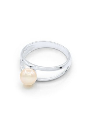 Bague en argent ornée d'une perle blanche ronde unique montée sur un anneau fendu et poli, sur fond blanc.