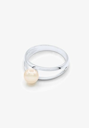 Bague en argent ornée d'une perle blanche ronde unique montée sur un anneau fendu et poli, sur fond blanc.