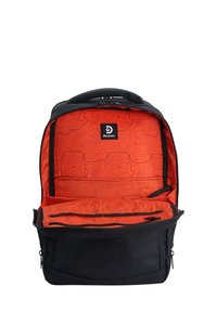 Zaino nero con chiusura a zip, dotato di un interno arancione con un motivo topografico, inclusi più scomparti e un'etichetta.