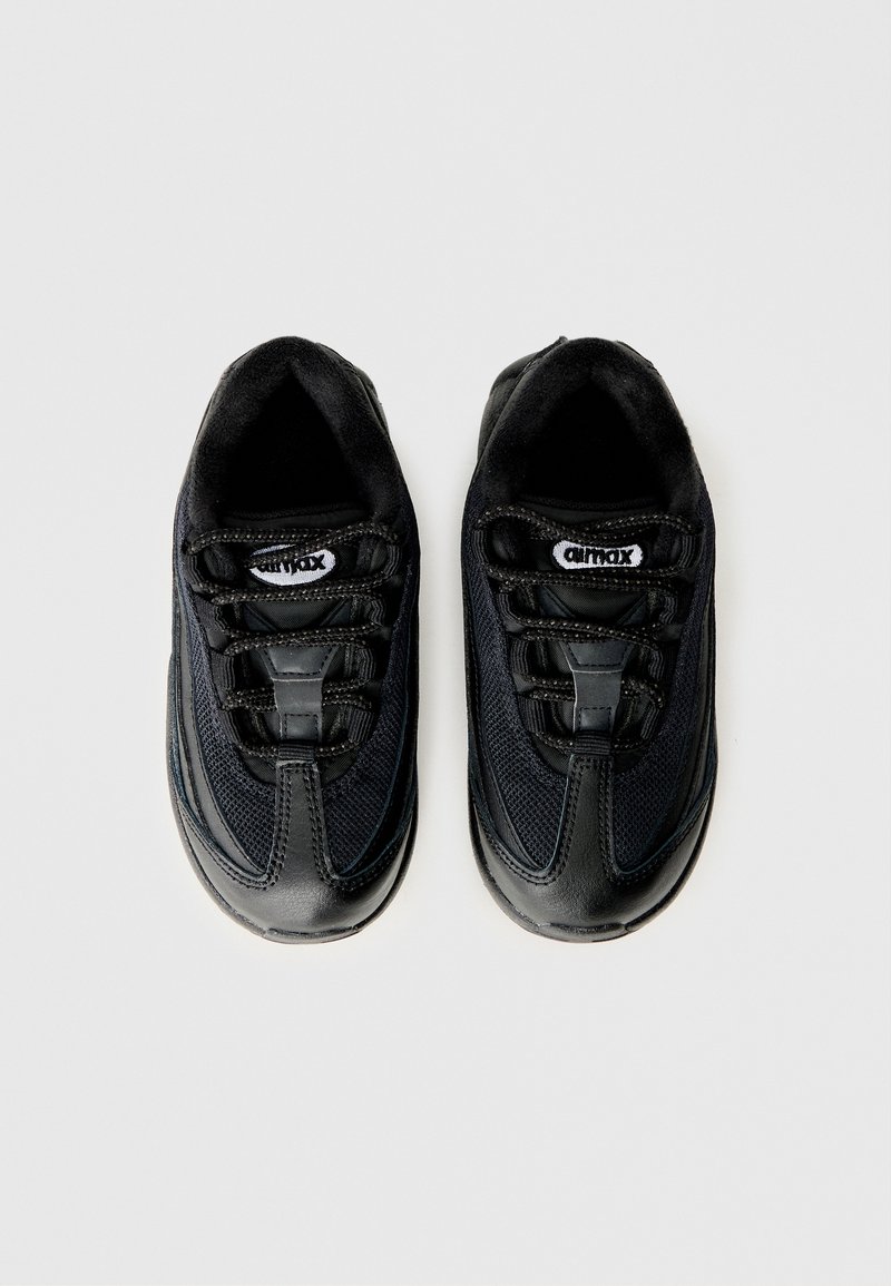 Une paire de baskets Nike Air Max noires avec des détails en mesh texturé et en cuir, vues de dessus sur un fond blanc.