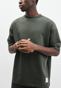 PULL&BEAR SHORT SLEEVE - PLUSH - Basic póló - dark green
