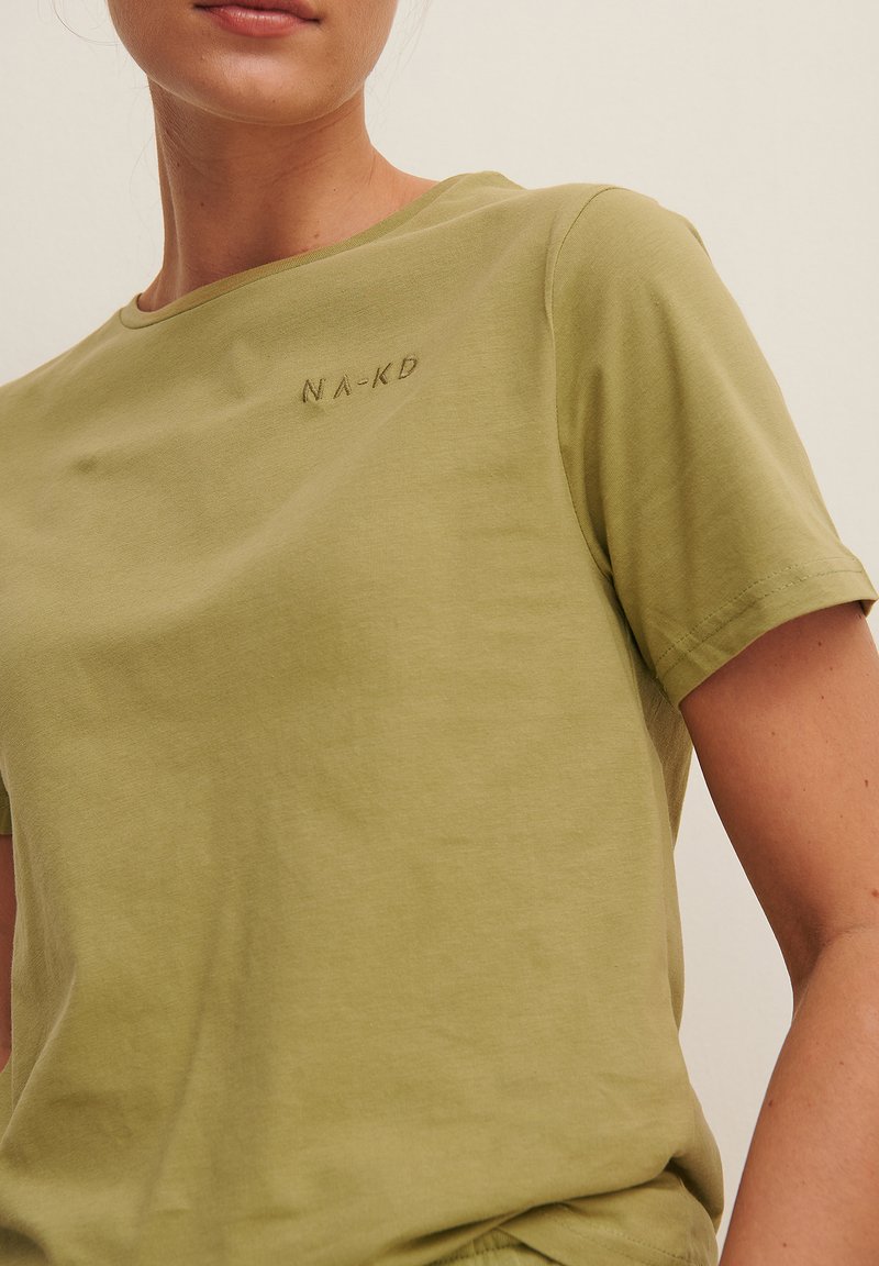 Damen T-Shirts | NA-KD T-Shirt basic sage/grün - UP21199 Damen T-Shirts | NA-KD T-Shirt basic sage/grün - UP21199