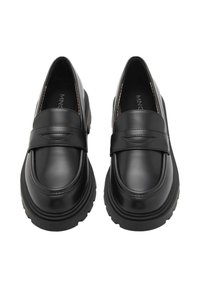 Čierne kožené mokasíny s robustnou gumovou podrážkou, s širokým predným remienkom a jemným embosovaným detailom, elegantný a lesklý dizajn.