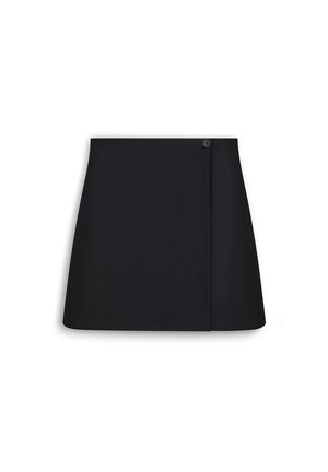 Czarna spódnica mini w kształcie litery A z przodem w stylu kopertowym oraz pojedynczym zapięciem na guzik w talii.