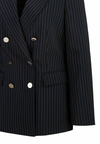 Marineblauer doppelreihiger Blazer mit weißen Nadelstreifen. Mit Metallknöpfen, strukturierten Schultern und aufgesetzten Taschen. Maßgeschneiderte Passform und glatte Textur.