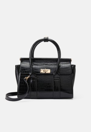 Schwarze handtasche aus Kunst-Krokodilleder mit doppelten Griffen, goldfarbenem Verschluss, vorderer Klappentasche und abnehmbarem Schulterriemen vor weißem Hintergrund.
