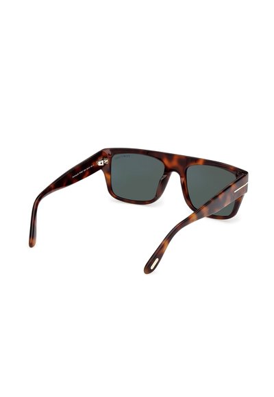 Ochelari de soare cu model țestoasă, de formă rectangulară, cu lentile verde închis și accente metalice pe brațele ochelarilor. Cadru din plastic texturat.