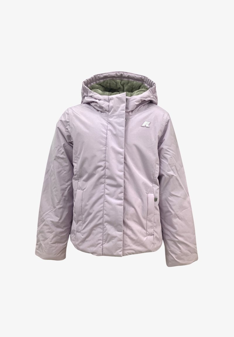 Giacca imbottita viola chiaro con cappuccio, dotata di un interno verde, tasche laterali e un logo sul petto. Esterno liscio e resistente all'acqua.