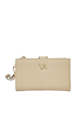 Cartera de tela beige texturizada con un emblema de logo dorado, bolsillo con cremallera y correa para la muñeca sobre un fondo blanco.
